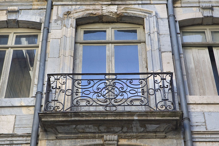 Façade antérieure en fond de cour : détail du balcon du deuxième étage. © Yves Sancey / Région Bourgogne-Franche-Comté, Inventaire du patrimoine - 2010