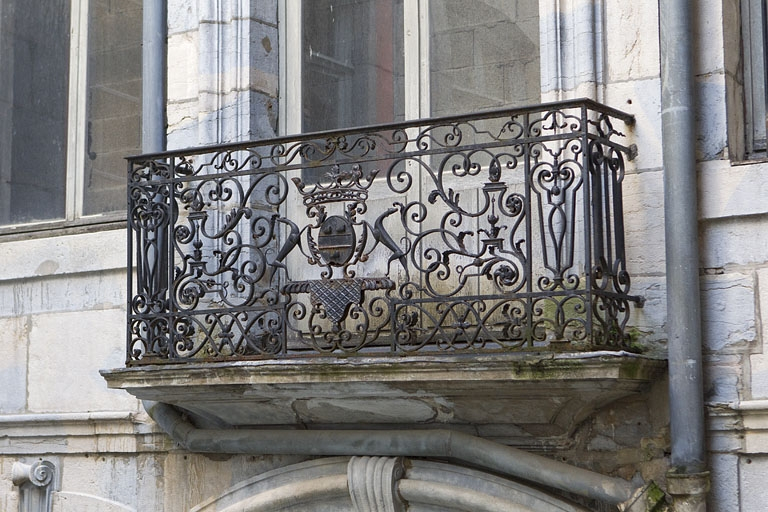 Façade antérieure en fond de cour : détail du balcon du premier étage. © Yves Sancey / Région Bourgogne-Franche-Comté, Inventaire du patrimoine - 2010