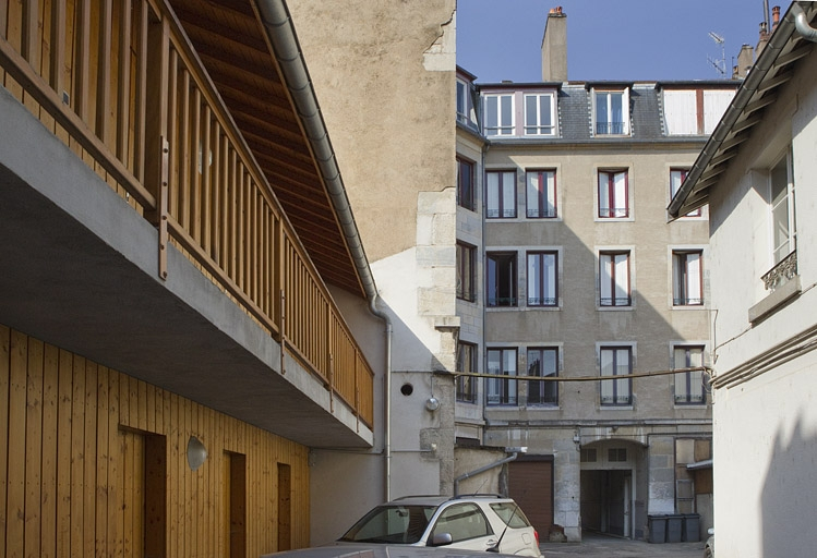 Détail des bûchers dans la deuxième cour, de trois quarts gauche. © Yves Sancey / Région Bourgogne-Franche-Comté, Inventaire du patrimoine - 2010