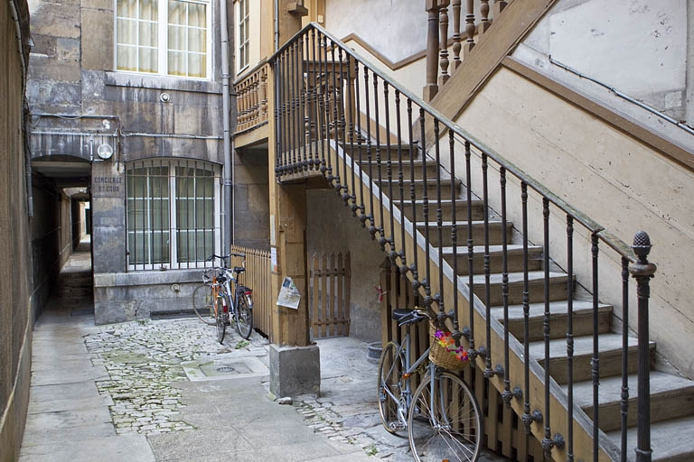 Escalier à cage ouverte de la première cour : vue de la première volée, de trois quarts droit. © Yves Sancey / Région Bourgogne-Franche-Comté, Inventaire du patrimoine - 2010