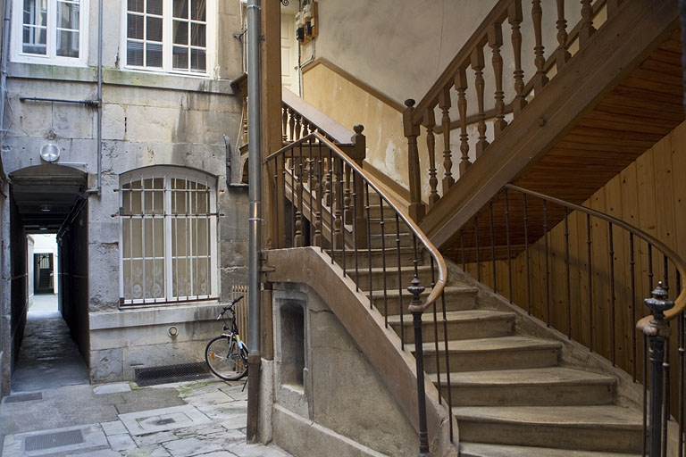 Escalier à cage ouverte de la deuxième cour : détail de la première volée. © Yves Sancey / Région Bourgogne-Franche-Comté, Inventaire du patrimoine - 2010