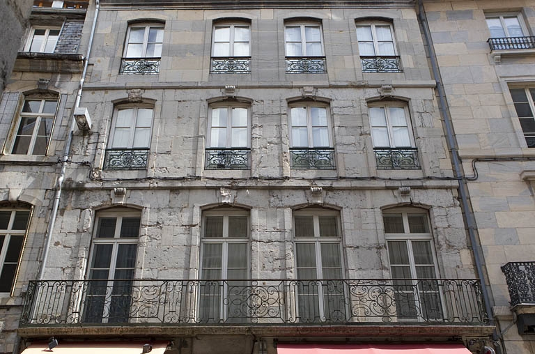 Logis principal, façade sur rue : détail des trois étages carrés, de face. © Yves Sancey / Région Bourgogne-Franche-Comté, Inventaire du patrimoine - 2010