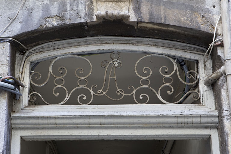 Couloir traversant le premier logis secondaire : détail du décor en ferronnerie du dessus de porte. © Yves Sancey / Région Bourgogne-Franche-Comté, Inventaire du patrimoine - 2010