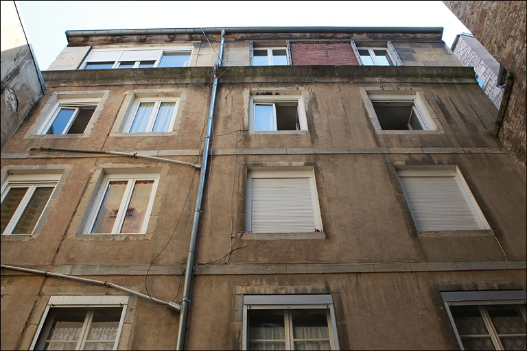 Deuxième cour : façade antérieure du deuxième logis secondaire, vue des étages. © Yves Sancey / Région Bourgogne-Franche-Comté, Inventaire du patrimoine - 2010