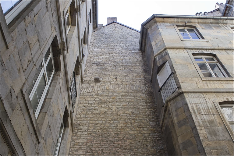 Première cour, à droite : détail du mur mitoyen de la maison voisine. © Yves Sancey / Région Bourgogne-Franche-Comté, Inventaire du patrimoine - 2010
