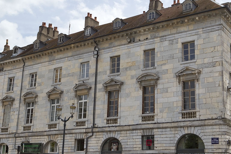 Détail de la façade antérieure de trois quarts droit. © Yves Sancey / Région Bourgogne-Franche-Comté, Inventaire du patrimoine - 2010