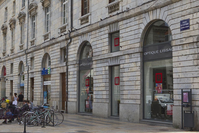 Détail du rez-de-chaussée de la façade antérieure, de trois quarts droit. © Yves Sancey / Région Bourgogne-Franche-Comté, Inventaire du patrimoine - 2010