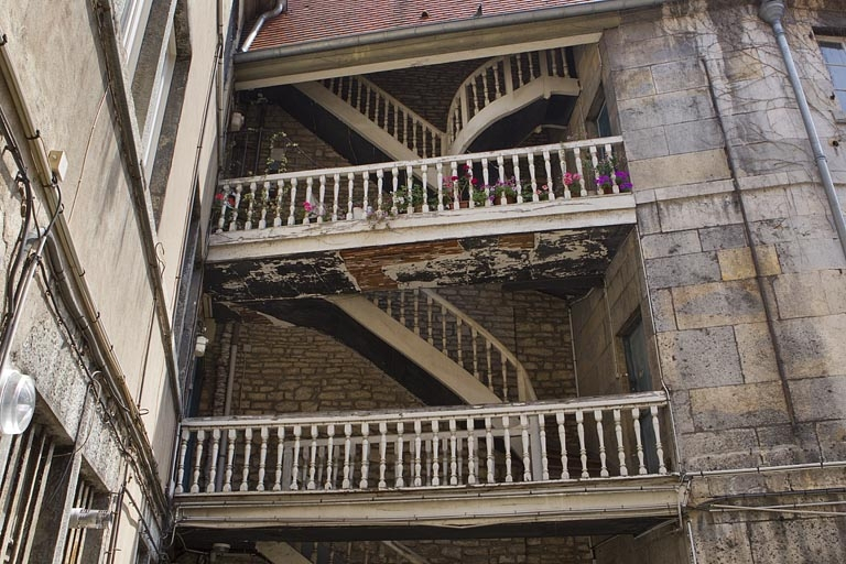 Escalier à cage ouverte à gauche de la cour, de face. © Yves Sancey / Région Bourgogne-Franche-Comté, Inventaire du patrimoine - 2010