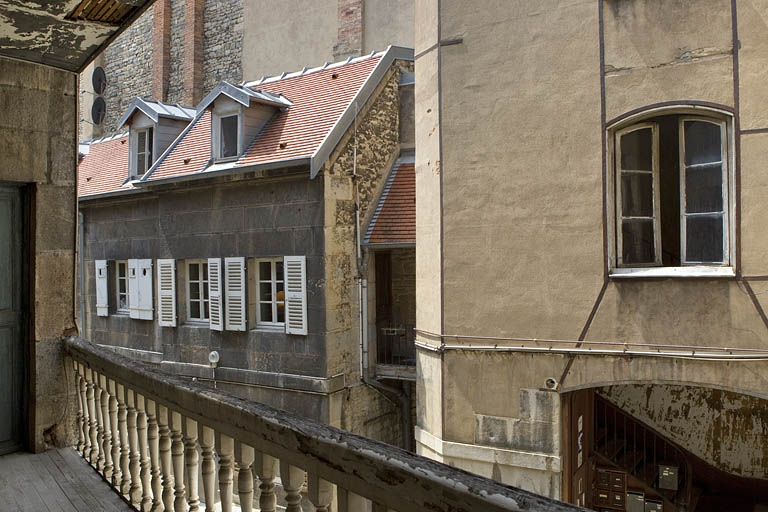 Logis secondaire à droite de la cour, depuis l'escalier à cage ouverte gauche. © Yves Sancey / Région Bourgogne-Franche-Comté, Inventaire du patrimoine - 2010