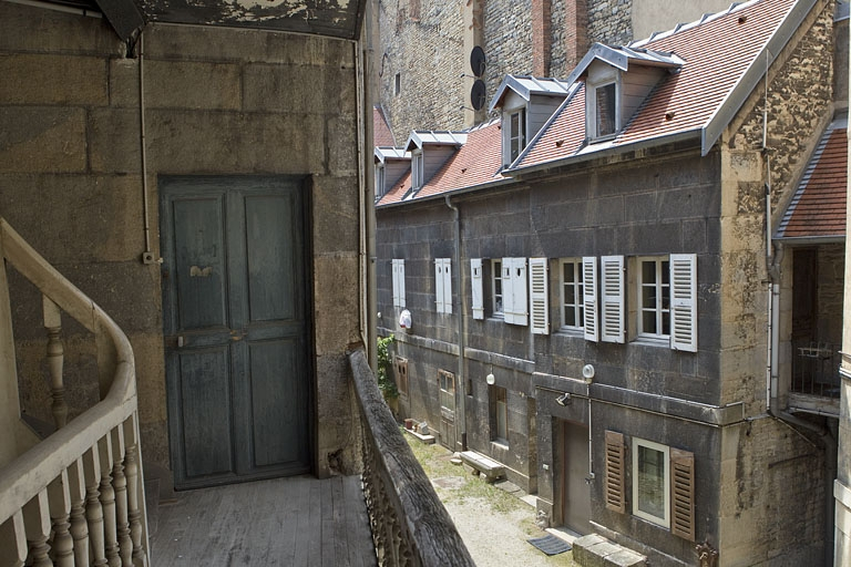 Détail de la façade du logis secondaire droit depuis l'escalier à cage ouverte gauche. © Yves Sancey / Région Bourgogne-Franche-Comté, Inventaire du patrimoine - 2010