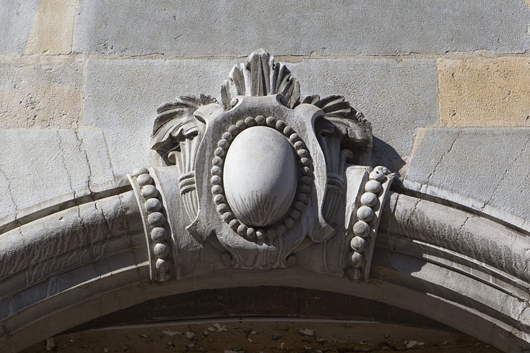 Détail de la clé ouvragée du portail d'entrée. © Yves Sancey / Région Bourgogne-Franche-Comté, Inventaire du patrimoine - 2010
