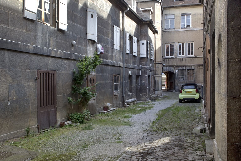 Détail de la façade antérieure du logis secondaire droit, depuis le fond de la cour. © Yves Sancey / Région Bourgogne-Franche-Comté, Inventaire du patrimoine - 2010