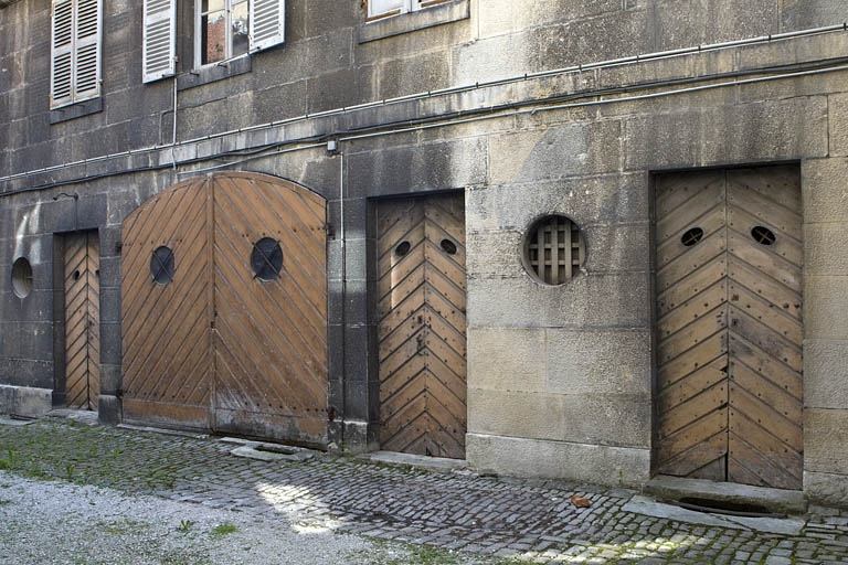Détail des remises et écuries au rez-de-chaussée du logis secondaire gauche, de trois quarts droit. © Yves Sancey / Région Bourgogne-Franche-Comté, Inventaire du patrimoine - 2010