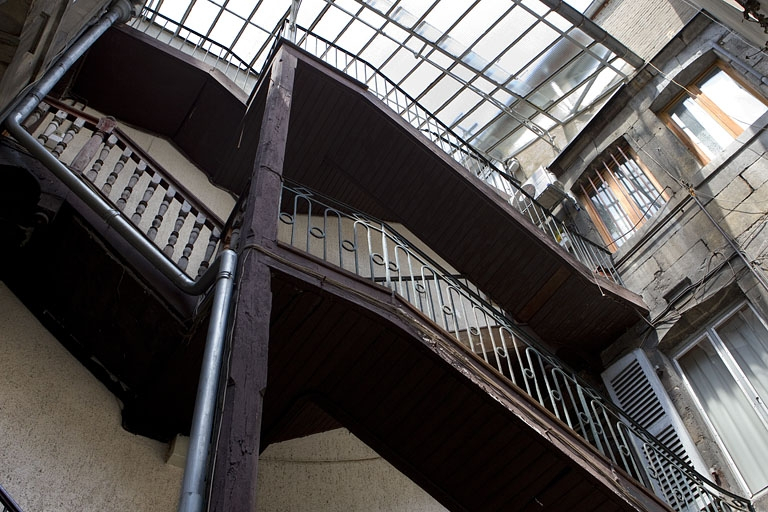 Détail de l'escalier à cage ouverte sur cour. © Yves Sancey / Région Bourgogne-Franche-Comté, Inventaire du patrimoine - 2010