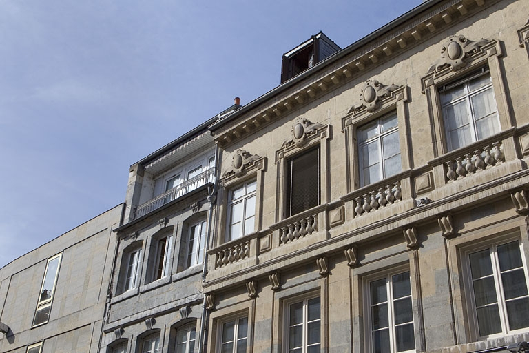 Détail de la surélévation en retrait sur rue. © Yves Sancey / Région Bourgogne-Franche-Comté, Inventaire du patrimoine - 2010