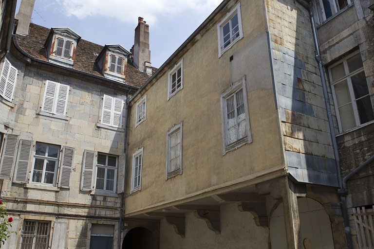 Vue d'ensemble de l'extension en pan de bois à gauche de la cour. © Yves Sancey / Région Bourgogne-Franche-Comté, Inventaire du patrimoine - 2010