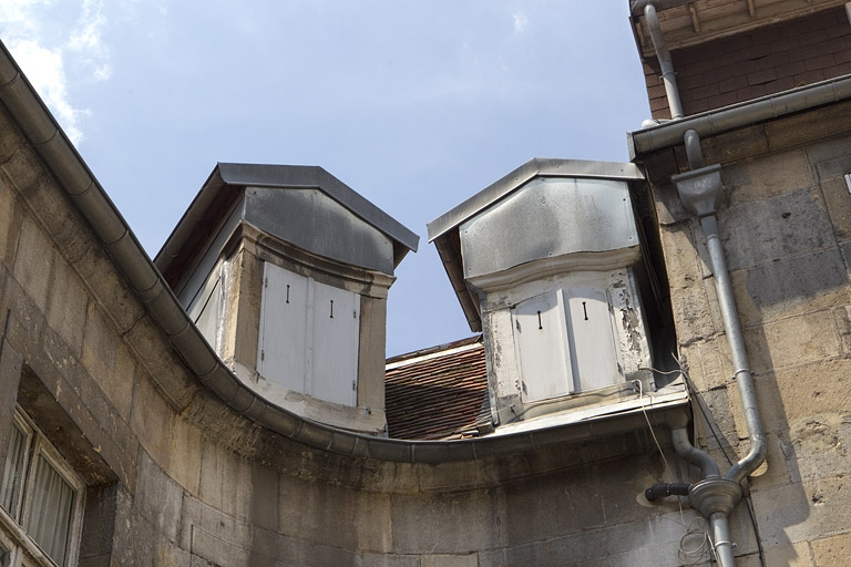 Logis principal : détail de deux lucarnes. © Yves Sancey / Région Bourgogne-Franche-Comté, Inventaire du patrimoine - 2010