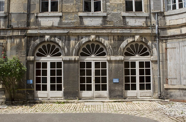 Logis principal, aile droite : détail des trois baies donnant accès à l'escalier. © Yves Sancey / Région Bourgogne-Franche-Comté, Inventaire du patrimoine - 2010