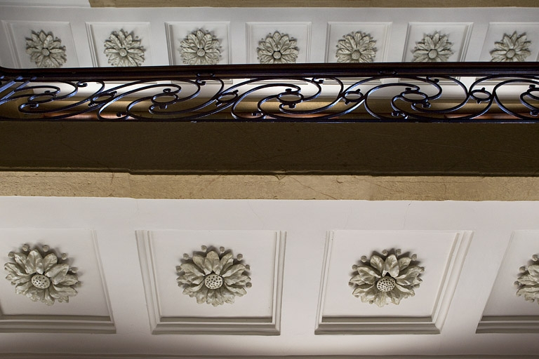 Logis principal, escalier : détail du décor sous le palier. © Yves Sancey / Région Bourgogne-Franche-Comté, Inventaire du patrimoine - 2010