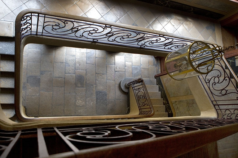 Logis principal, escalier : vue plongeante depuis le palier. © Yves Sancey / Région Bourgogne-Franche-Comté, Inventaire du patrimoine - 2010