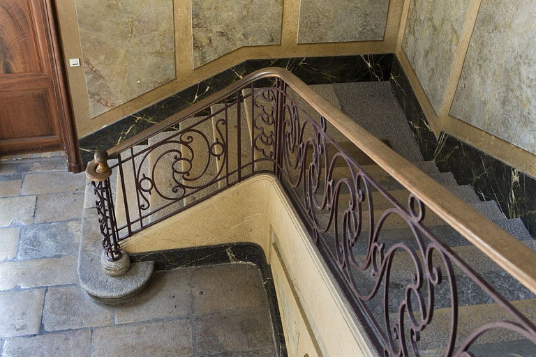 Logis principal, escalier : détail de la première volée. © Yves Sancey / Région Bourgogne-Franche-Comté, Inventaire du patrimoine - 2010