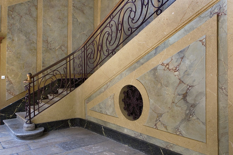 Logis principal, escalier : détail du mur d'échiffre. © Yves Sancey / Région Bourgogne-Franche-Comté, Inventaire du patrimoine - 2010