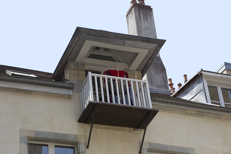 Logis secondaire au fond de la deuxième cour : détail de l'ancienne lucarne du grenier. © Yves Sancey / Région Bourgogne-Franche-Comté, Inventaire du patrimoine - 2010