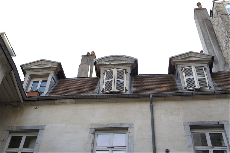 Premier logis secondaire : détail des lucarnes donnant sur la deuxième cour. © Yves Sancey / Région Bourgogne-Franche-Comté, Inventaire du patrimoine - 2010