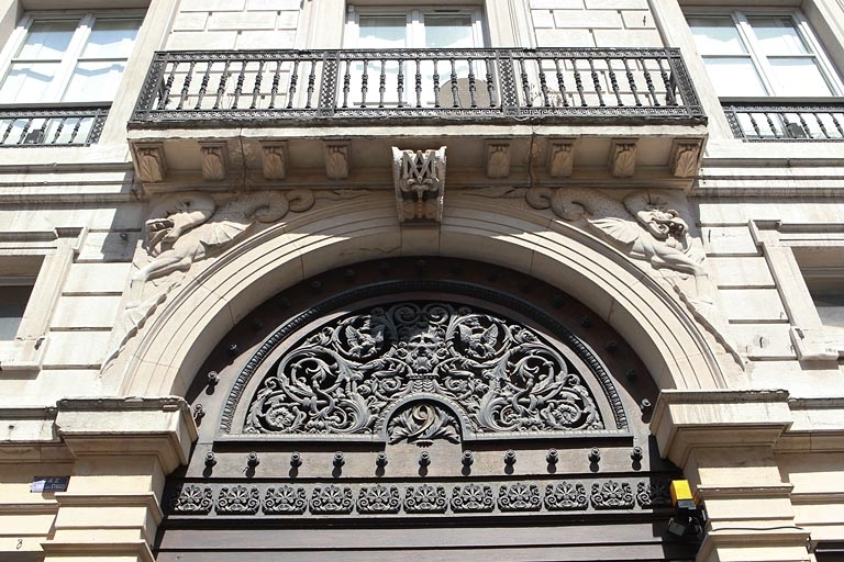 Portail d'entrée : détail du tympan avec le balcon du premier étage. © Yves Sancey / Région Bourgogne-Franche-Comté, Inventaire du patrimoine - 2010