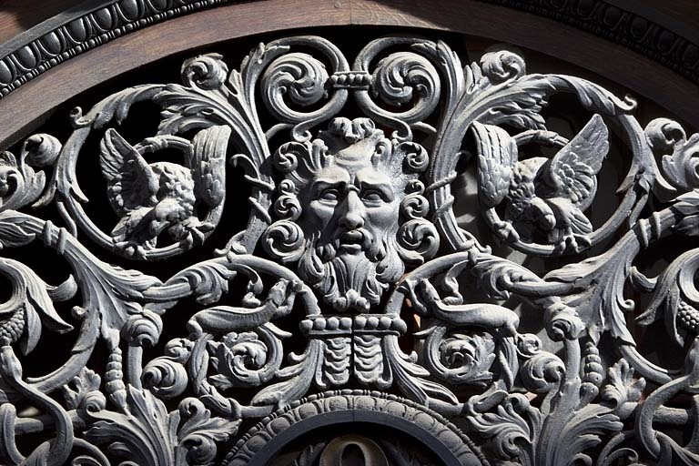 Portail d'entrée : détail du décor en fonte du tympan. © Yves Sancey / Région Bourgogne-Franche-Comté, Inventaire du patrimoine - 2010