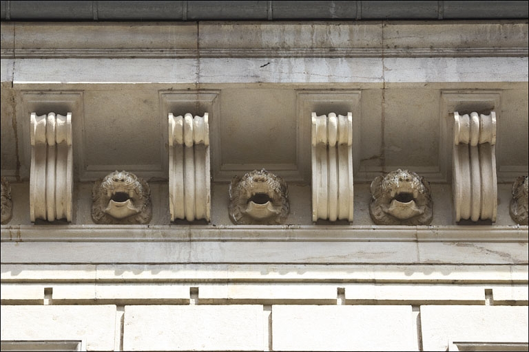 Façade antérieure : détail de la corniche de toit. © Yves Sancey / Région Bourgogne-Franche-Comté, Inventaire du patrimoine - 2010