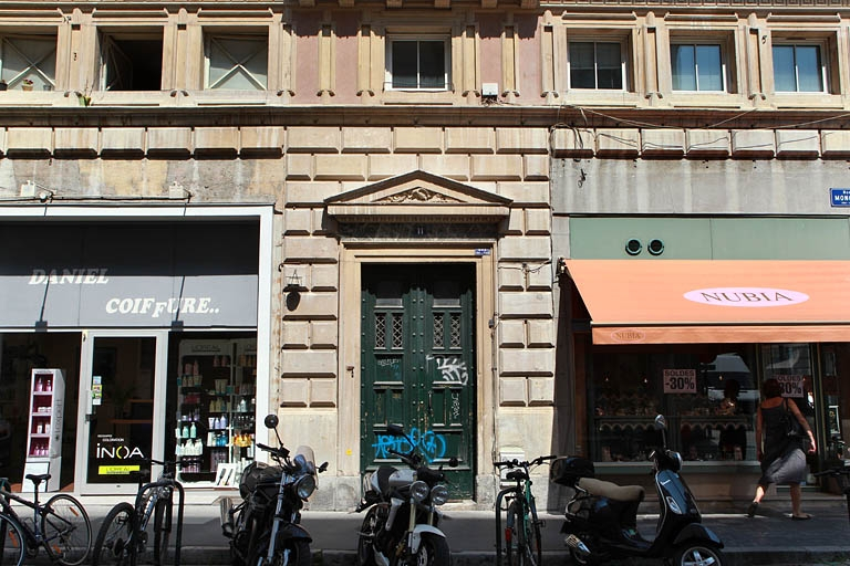 Façade antérieure : détail du rez-de-chaussée, de face. © Yves Sancey / Région Bourgogne-Franche-Comté, Inventaire du patrimoine - 2010