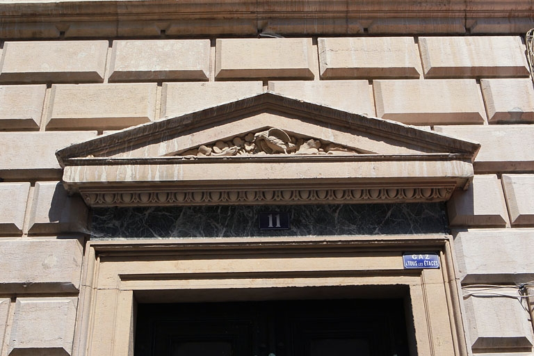 Façade antérieure : détail du fronton de la porte d'entrée. © Yves Sancey / Région Bourgogne-Franche-Comté, Inventaire du patrimoine - 2010