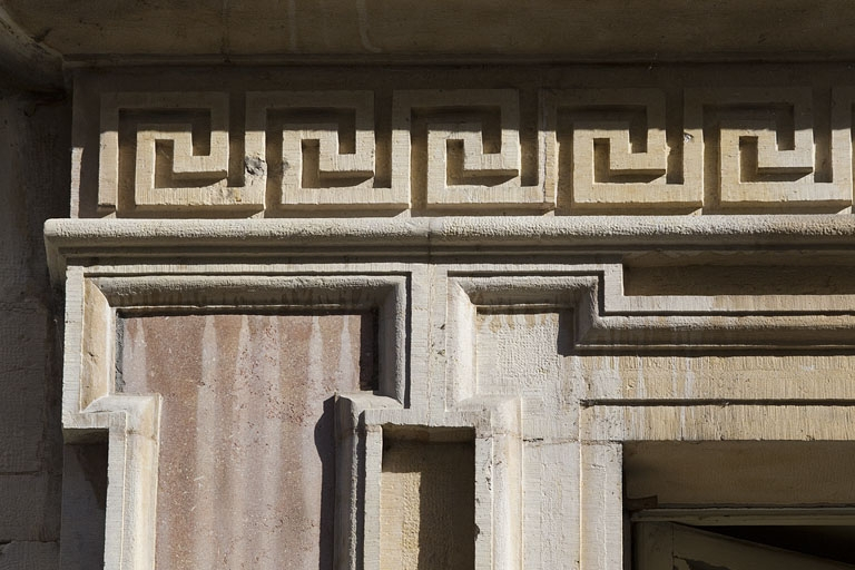 Façade antérieure : détail de la frise de grecques au-dessus de l'entresol. © Yves Sancey / Région Bourgogne-Franche-Comté, Inventaire du patrimoine - 2010
