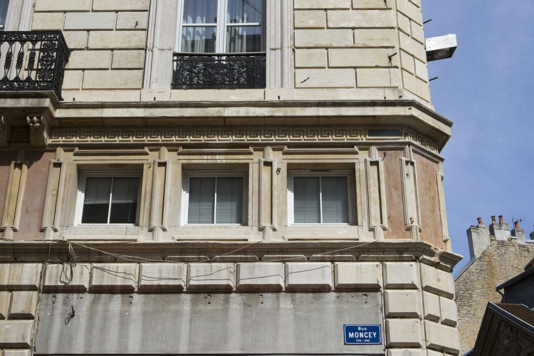 Façade antérieure, partie droite : détail de l'entresol. © Yves Sancey / Région Bourgogne-Franche-Comté, Inventaire du patrimoine - 2010