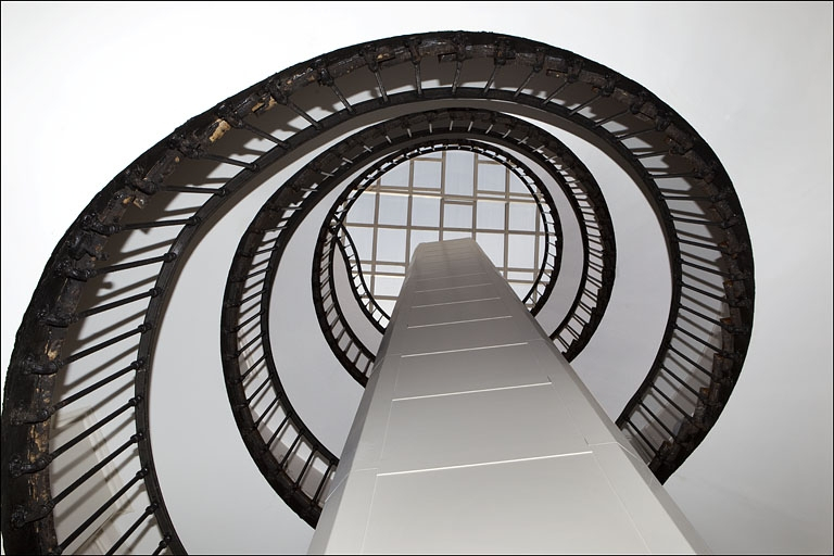 Intérieur, escalier : vue en contre-plongée. © Yves Sancey / Région Bourgogne-Franche-Comté, Inventaire du patrimoine - 2010