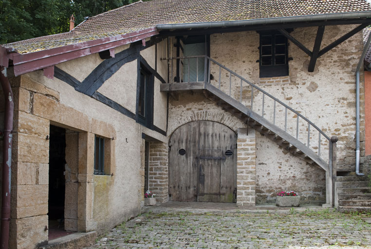 Vue générale des communs depuis l'entrée. © Jérôme Mongreville / Région Bourgogne-Franche-Comté, Inventaire du patrimoine - 2010