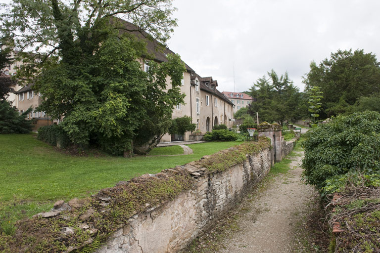 Vue générale des bâtiments depuis la rue des Fossés. © Jérôme Mongreville / Région Bourgogne-Franche-Comté, Inventaire du patrimoine - 2010