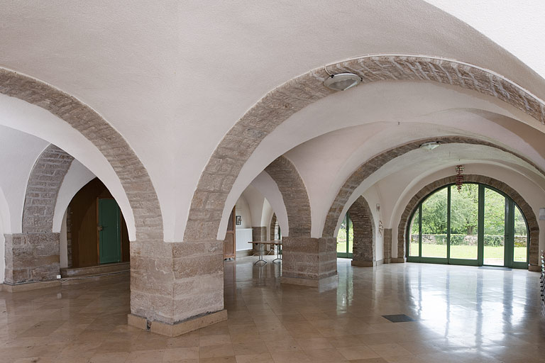 Vue générale des caves voûtées d'arêtes, en direction de la rue des Fossés. © Jérôme Mongreville / Région Bourgogne-Franche-Comté, Inventaire du patrimoine - 2010