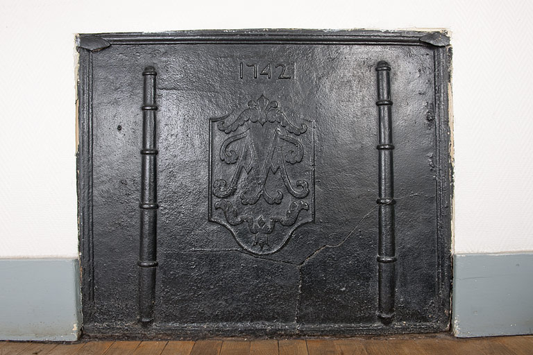 Hôtel de Choiseul : plaque de cheminée de l'ancienne cuisine. © Jérôme Mongreville / Région Bourgogne-Franche-Comté, Inventaire du patrimoine - 2010