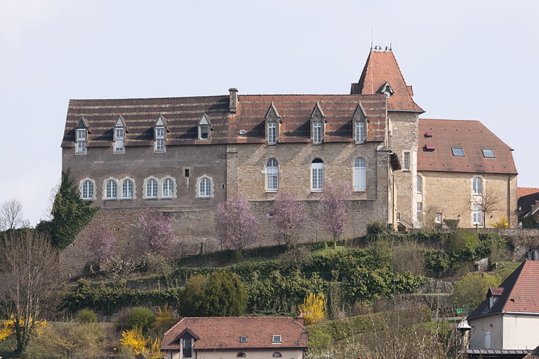 Bâtiment (C) et chapelle (D), vue depuis le village. © Jérôme Mongreville / Région Bourgogne-Franche-Comté, Inventaire du patrimoine - 2010