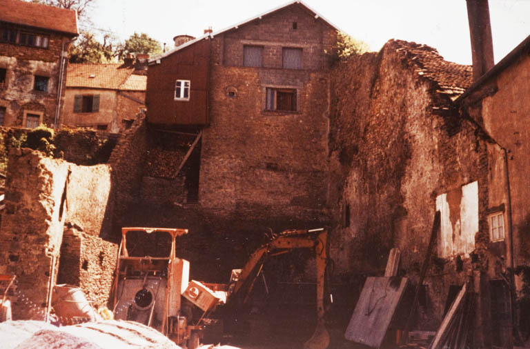 Une partie du mur d'enceinte en cours de destruction vers 1983-1984, 29 Grande Rue. © Jérôme Mongreville / Région Bourgogne-Franche-Comté, Inventaire du patrimoine - 2010