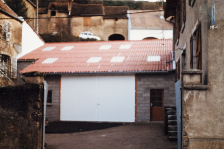 Le magasin de commerce à l'emplacement de la grange (ou "grangerie"), après 1984. © Jérôme Mongreville / Région Bourgogne-Franche-Comté, Inventaire du patrimoine - 2010