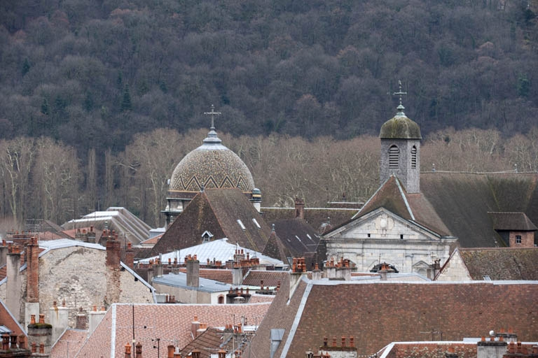Vue des toits du collège des Jésuites et du dôme de la chapelle du Refuge depuis la grande roue installée, fin 2010, sur la place de la Révolution. © Jérôme Mongreville / Région Bourgogne-Franche-Comté, Inventaire du patrimoine - 2010