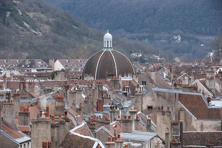 Vue des toits de la ville et du dôme de la chapelle du Refuge depuis la grande roue installée, fin 2010, sur la place de la Révolution. © Jérôme Mongreville / Région Bourgogne-Franche-Comté, Inventaire du patrimoine - 2010