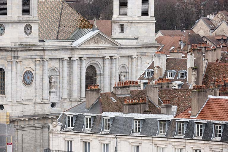 Détail de la façade antérieure de l'église Sainte-Madeleine depuis la grande roue installée, fin 2010, sur la place de la Révolution. © Jérôme Mongreville / Région Bourgogne-Franche-Comté, Inventaire du patrimoine - 2010
