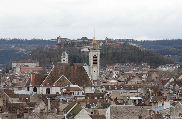 Vue d'ensemble de la ville avec l'église Saint-Pierre et la Citadelle depuis la grande roue installée, fin 2010, sur la place de la Révolution. © Jérôme Mongreville / Région Bourgogne-Franche-Comté, Inventaire du patrimoine - 2010