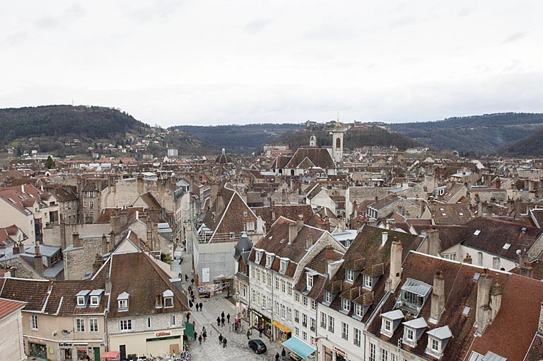 Vue de la ville avec au fond les deux collines de Bregille et de la Citadelle depuis la grande roue installée, fin 2010, sur la place de la Révolution. © Jérôme Mongreville / Région Bourgogne-Franche-Comté, Inventaire du patrimoine - 2010