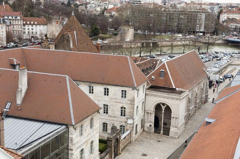 Vue de l'hôpital du Saint-Esprit depuis la grande roue installée, fin 2010, sur la place de la Révolution. © Jérôme Mongreville / Région Bourgogne-Franche-Comté, Inventaire du patrimoine - 2010