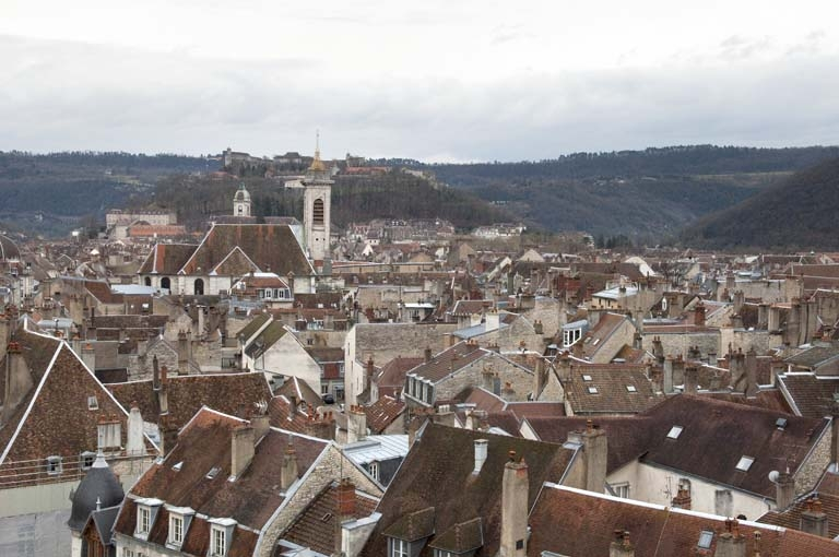 Vue d'ensemble de la ville avec la citadelle au dernier plan depuis la grande roue installée, fin 2010, sur la place de la Révolution. © Jérôme Mongreville / Région Bourgogne-Franche-Comté, Inventaire du patrimoine - 2010